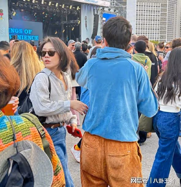 36歲馬思純與男友定居國外!戴著婚戒疑已結婚,一起看球賽感情好