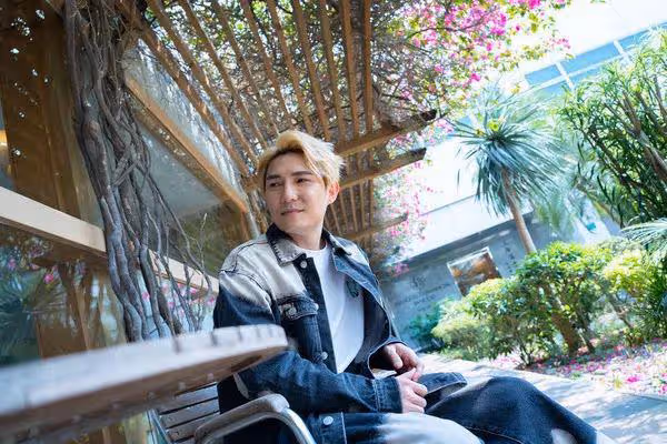 44歲男歌手再簽TVB不為發達,珍惜每次機會,不介意被指控億萬駙馬