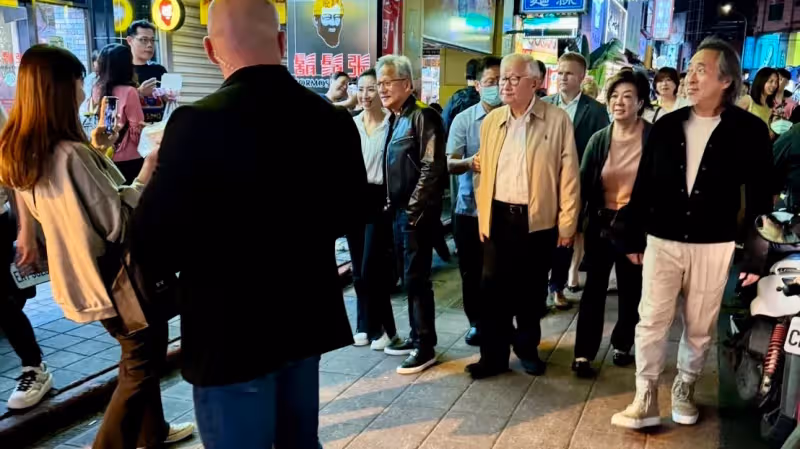 狗仔直擊｜「AI教父」黃仁勳會科技大佬！林百里、張忠謀當地陪逛寧夏夜市吃宵夜