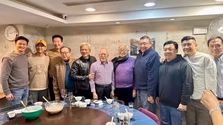 狗仔直擊｜「AI教父」黃仁勳會科技大佬！林百里、張忠謀當地陪逛寧夏夜市吃宵夜