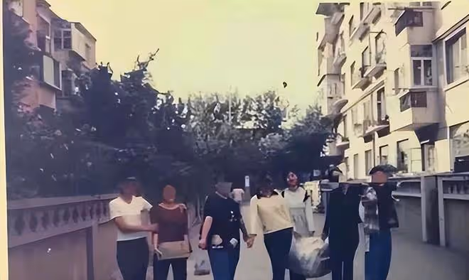 回顧獨生女曹茜父母送她出國留學,她卻忍心多年不回家,是為啥