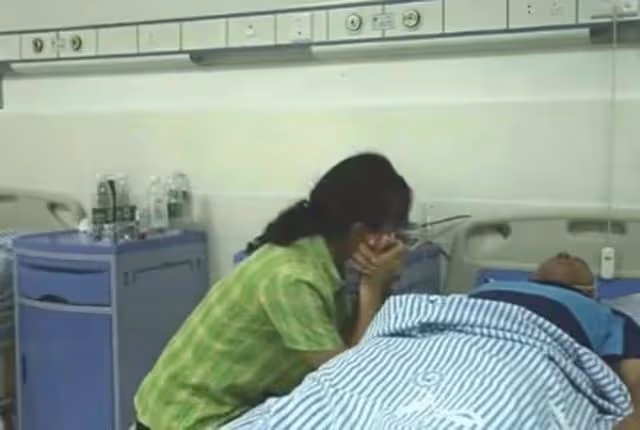 回顧:2006年,女婿被砸成植物人,岳母伺候10年,女婿終於醒了