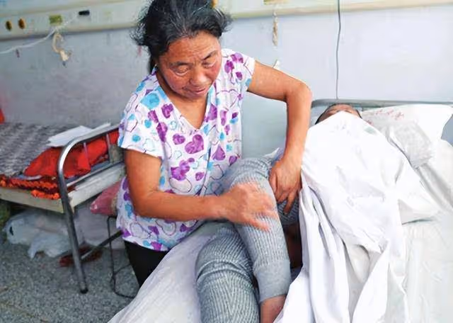 回顧:2006年,女婿被砸成植物人,岳母伺候10年,女婿終於醒了