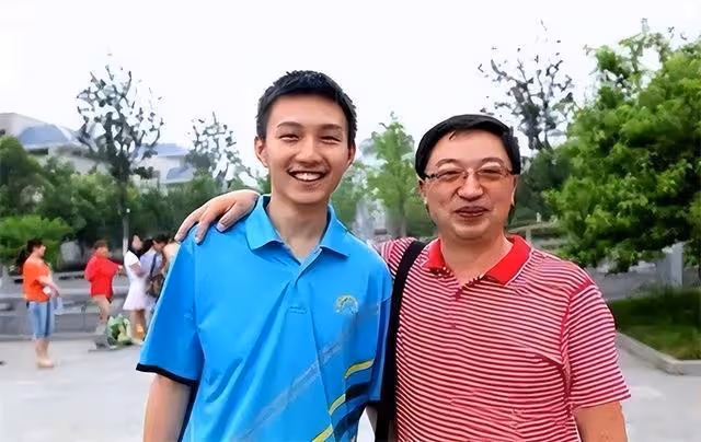 回顧一學霸放棄保送清華,說要享受高考過程,後來他考了多少分?