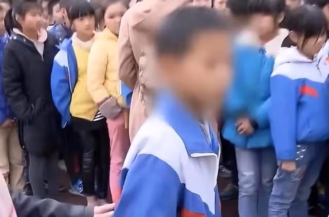 回顧:單親媽媽患癌症,親戚們拒絕幫她養2個兒子,現在如何?