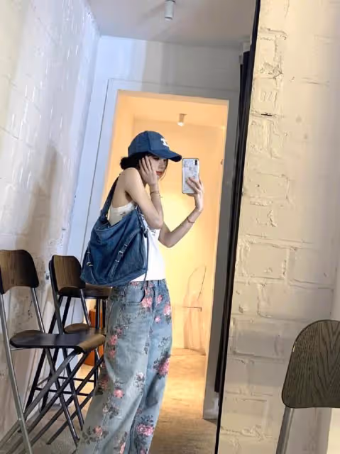 鞠婧禕的王牌搭配！時尚個性的穿搭秘訣，弔帶背心搭配寬鬆牛仔褲