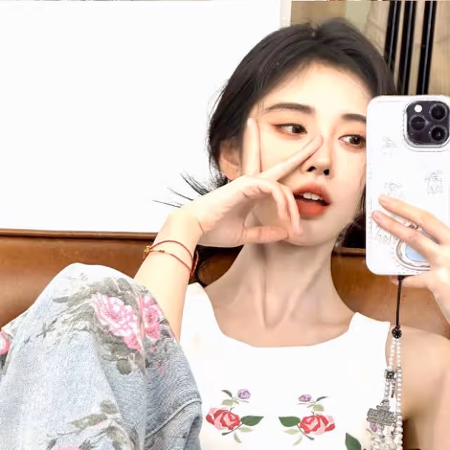 鞠婧禕的王牌搭配！時尚個性的穿搭秘訣，弔帶背心搭配寬鬆牛仔褲