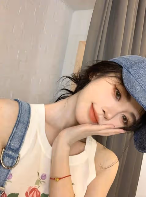 鞠婧禕的王牌搭配！時尚個性的穿搭秘訣，弔帶背心搭配寬鬆牛仔褲