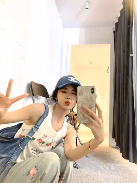 鞠婧禕的王牌搭配！時尚個性的穿搭秘訣，弔帶背心搭配寬鬆牛仔褲