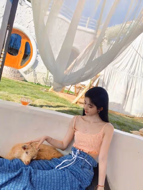鞠婧禕的王牌搭配!時尚個性的穿搭秘訣,弔帶背心搭配寬鬆牛仔褲