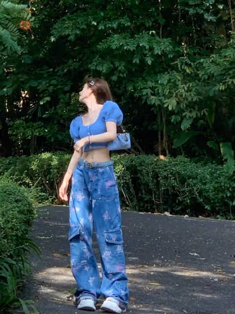 鞠婧禕的王牌搭配!時尚個性的穿搭秘訣,弔帶背心搭配寬鬆牛仔褲