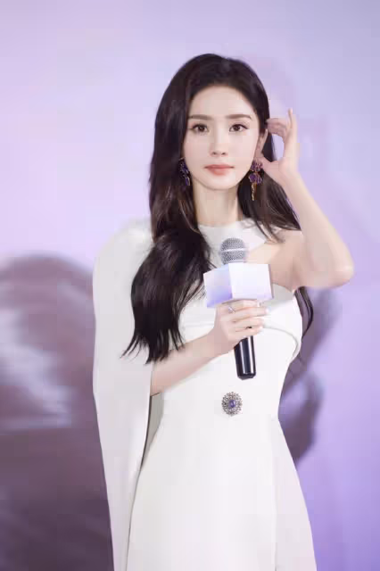楊冪的時尚表現力,白色披風抹胸開叉長裙展現優雅浪漫又性感魅力