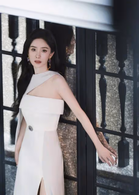 楊冪的時尚表現力,白色披風抹胸開叉長裙展現優雅浪漫又性感魅力