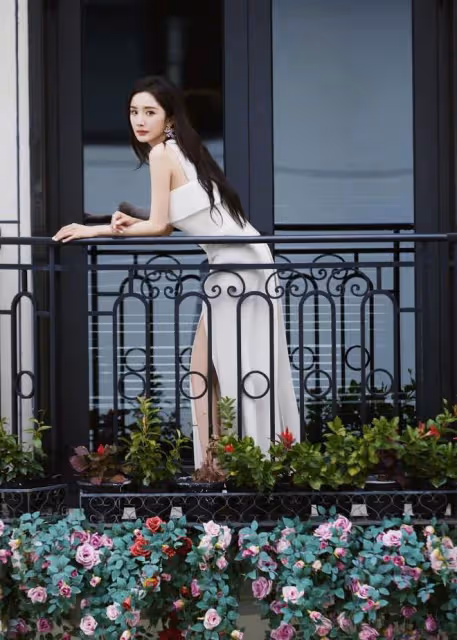 楊冪的時尚表現力,白色披風抹胸開叉長裙展現優雅浪漫又性感魅力