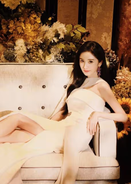 楊冪的時尚表現力，白色披風抹胸開叉長裙展現優雅浪漫又性感魅力