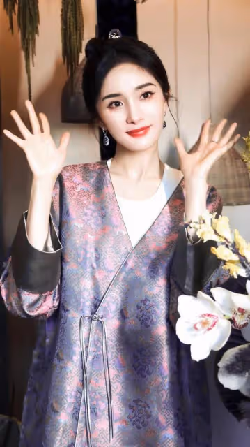 楊冪帶火了新中式穿搭,屢屢登上熱搜榜!優雅時尚趕潮流
