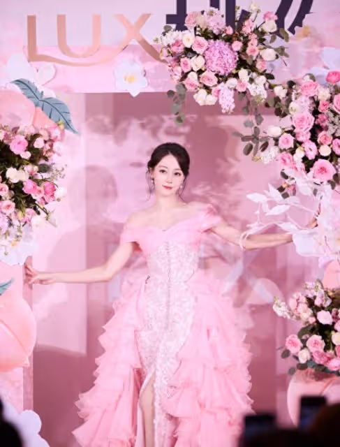迪麗熱巴新妝容成熱議的話題!新造型甜美可愛又優雅