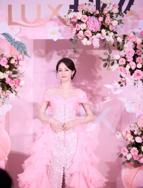 迪麗熱巴新妝容成熱議的話題!新造型甜美可愛又優雅