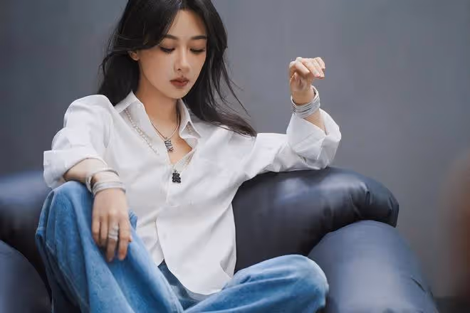 迪麗熱巴新妝容成熱議的話題!新造型甜美可愛又優雅