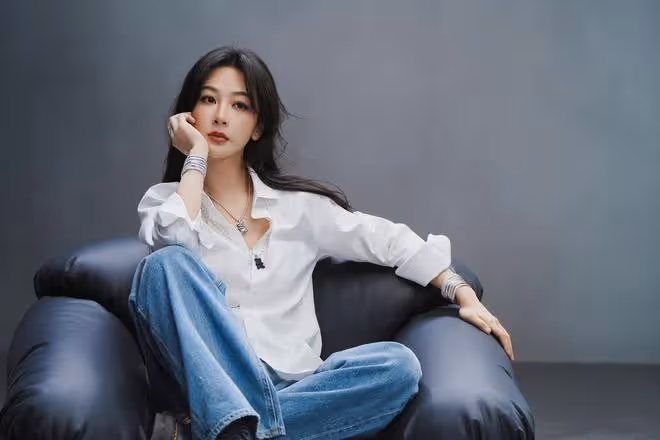 迪麗熱巴新妝容成熱議的話題!新造型甜美可愛又優雅