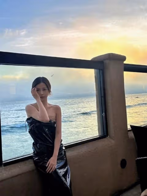 宋妍霏和程瀟優雅浪漫的弔帶裙,不如虞書欣甜辣時尚又迷人