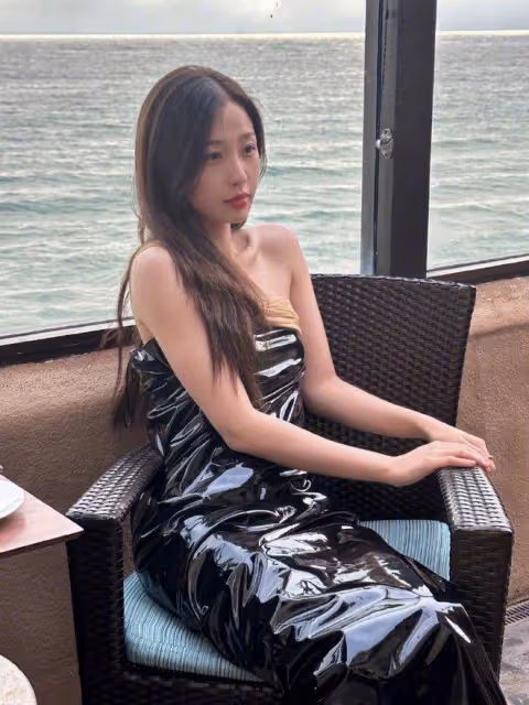 宋妍霏和程瀟優雅浪漫的弔帶裙,不如虞書欣甜辣時尚又迷人