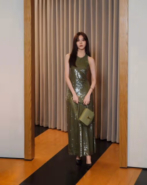 宋妍霏和程瀟優雅浪漫的弔帶裙,不如虞書欣甜辣時尚又迷人