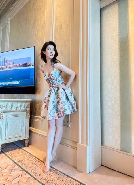 喬欣和張小斐優雅浪漫的裙裝,不如劉亦菲穿出清新減齡有時尚品味