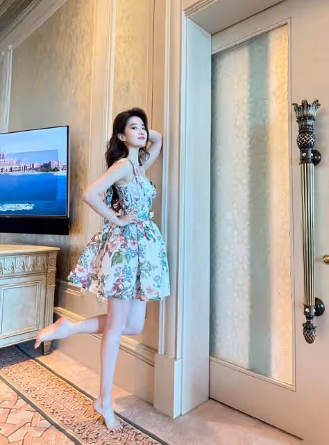 喬欣和張小斐優雅浪漫的裙裝,不如劉亦菲穿出清新減齡有時尚品味