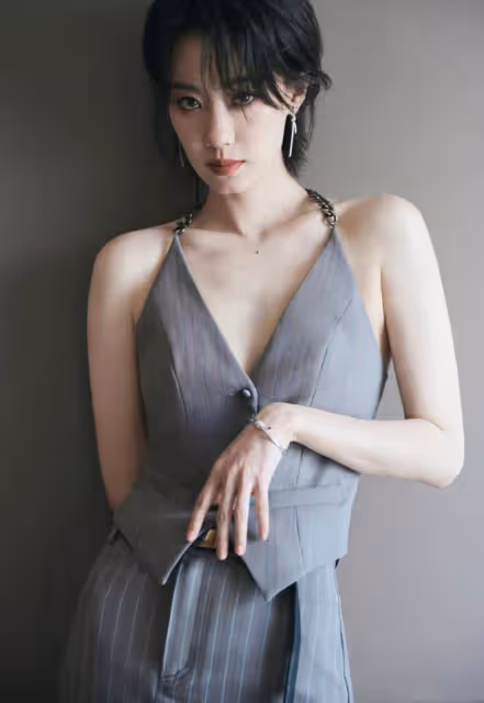 喬欣和張小斐優雅浪漫的裙裝，不如劉亦菲穿出清新減齡有時尚品味