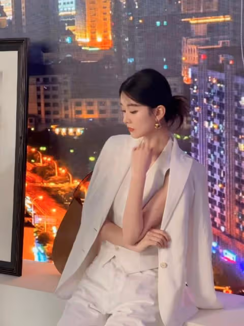 喬欣和陳數職場進階者穿搭,不如劉亦菲休閒舒適的穿搭有潮流