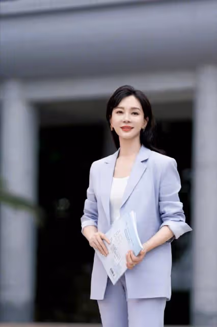 喬欣和陳數職場進階者穿搭,不如劉亦菲休閒舒適的穿搭有潮流