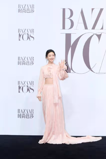 周冬雨和宋佳在時尚芭莎紅毯上演繹各自風格,甜美和酷颯誰更迷人