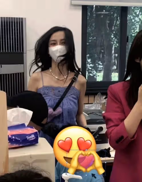 Angelababy參加兒子親子活動,長發披肩戴口罩,珍珠項鍊格外吸睛