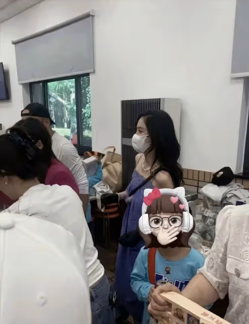 Angelababy參加兒子親子活動,長發披肩戴口罩,珍珠項鍊格外吸睛