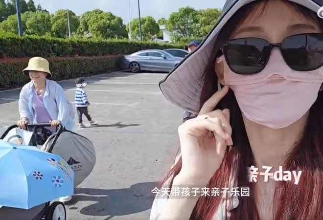鄭愷帶老婆孩子出遊，與苗苗補過結婚紀念日，倆兒女露正臉像爸爸