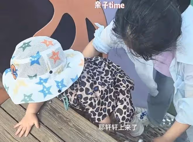 鄭愷帶老婆孩子出遊，與苗苗補過結婚紀念日，倆兒女露正臉像爸爸