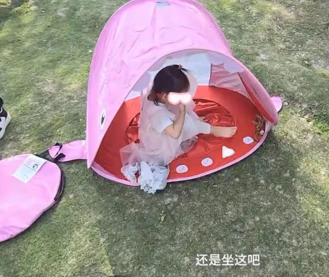 鄭愷帶老婆孩子出遊，與苗苗補過結婚紀念日，倆兒女露正臉像爸爸
