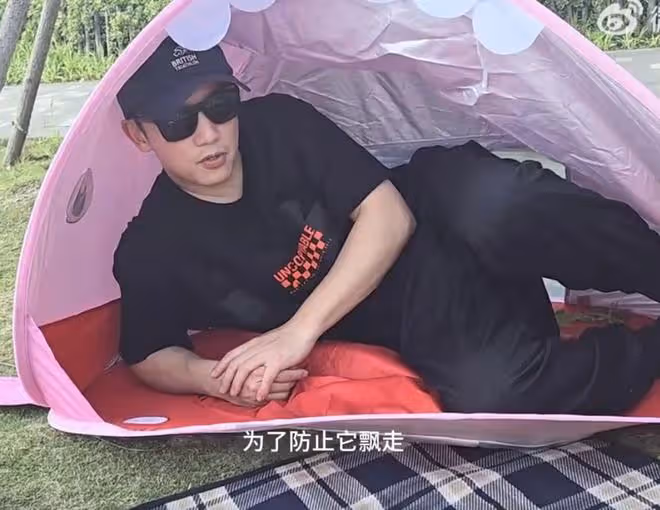 鄭愷帶老婆孩子出遊,與苗苗補過結婚紀念日,倆兒女露正臉像爸爸