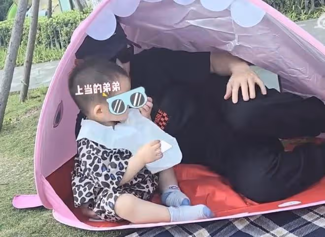 鄭愷帶老婆孩子出遊,與苗苗補過結婚紀念日,倆兒女露正臉像爸爸