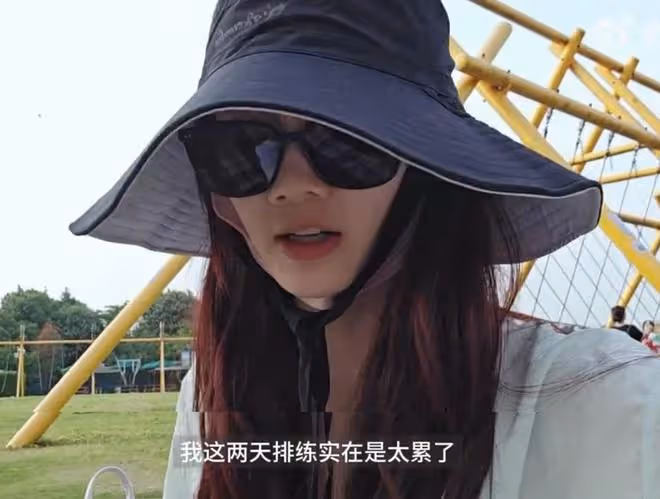 鄭愷帶老婆孩子出遊,與苗苗補過結婚紀念日,倆兒女露正臉像爸爸