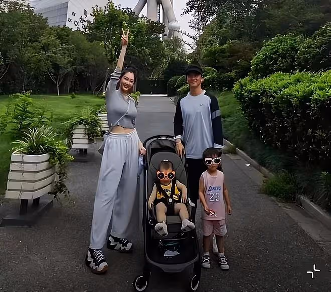 鄭愷帶老婆孩子出遊,與苗苗補過結婚紀念日,倆兒女露正臉像爸爸