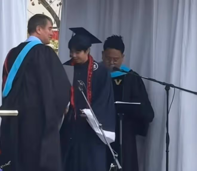 王中磊兒子高中畢業回國,18歲威廉升級准大學生,帥氣內斂像爸爸