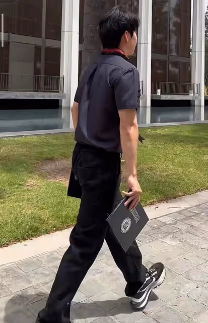 王中磊兒子高中畢業回國,18歲威廉升級准大學生,帥氣內斂像爸爸