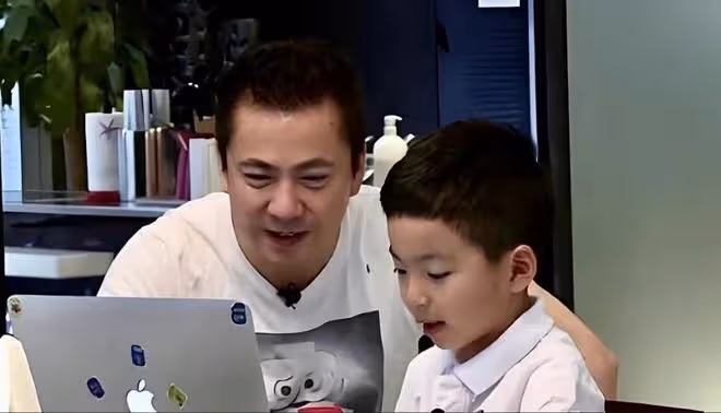 王中磊兒子高中畢業回國，18歲威廉升級准大學生，帥氣內斂像爸爸