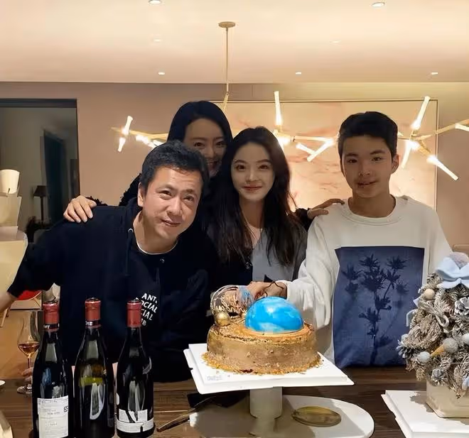王中磊兒子高中畢業回國，18歲威廉升級准大學生，帥氣內斂像爸爸