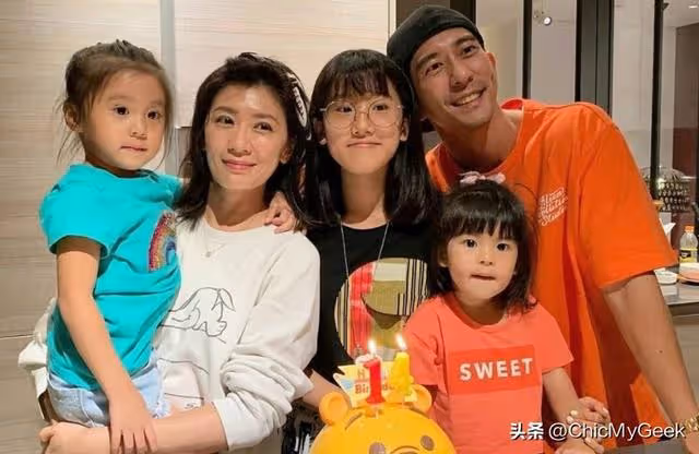 賈靜雯大女兒嫌拍照丑,修杰楷回懟:不就長這樣!