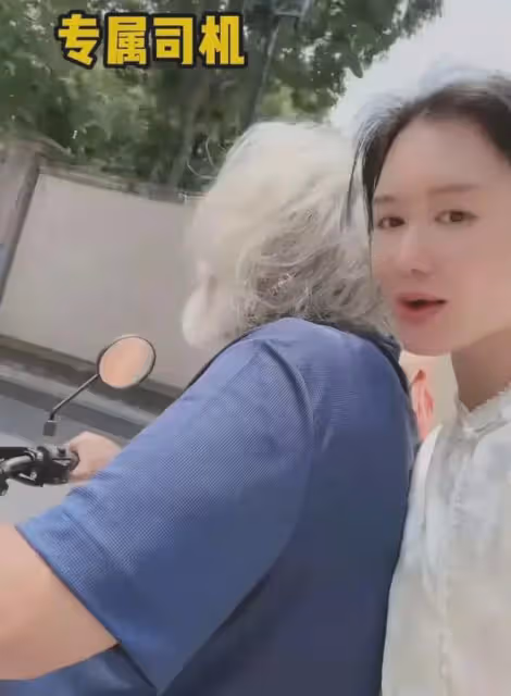 張紀中騎小摩託買菜，胖到肚子鼓出來老態十足，花117元直呼便宜