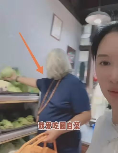 張紀中騎小摩託買菜，胖到肚子鼓出來老態十足，花117元直呼便宜