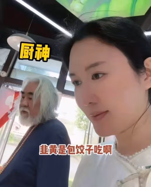 張紀中騎小摩託買菜，胖到肚子鼓出來老態十足，花117元直呼便宜
